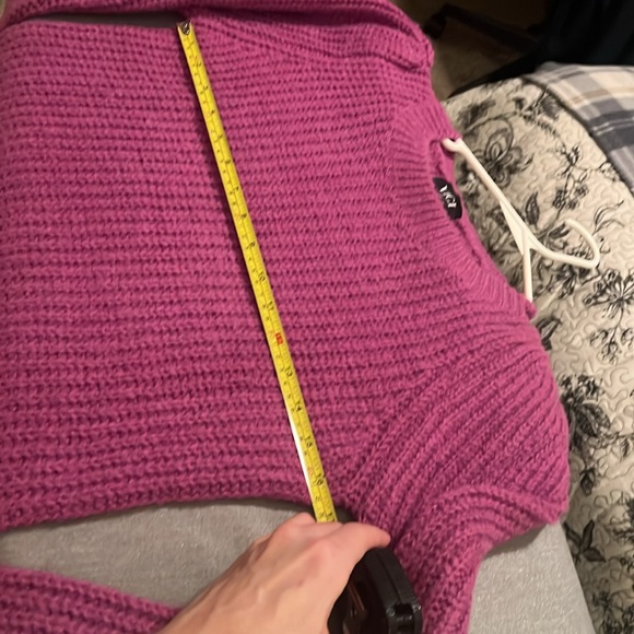Fuzzy magenta sweater - Picture 8 of 9